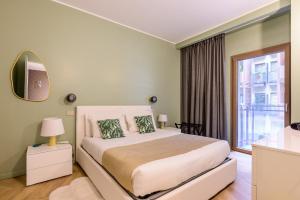1 dormitorio con cama grande y ventana grande en Trastevere boutique with Turkish Bath, en Roma