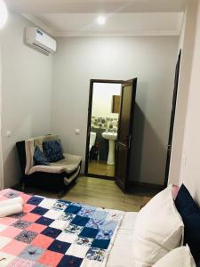 Postel nebo postele na pokoji v ubytování Borjomi inn