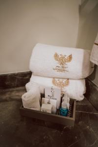 une pile de serviettes assises sur une étagère dans une salle de bains dans l'établissement Gran Hotel Concordia, à Irapuato