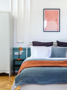 um quarto com uma cama azul e branca em PlayRoom Aparthotel em Cracóvia
