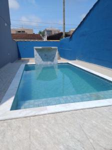 a swimming pool on the roof of a house at Casa da Praia: o mar a apenas 500 metros de você in Itanhaém