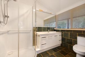Koupelna v ubytování Lake Access - Mansfield - Sleeps 12