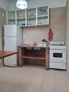 cocina con nevera blanca y fregadero en ALPATACAL en Rosario