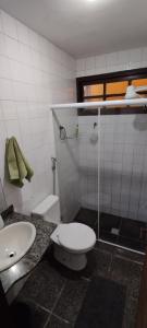 Phòng tắm tại Casa Barra do Jucu 50m da praia