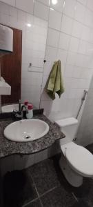 Phòng tắm tại Casa Barra do Jucu 50m da praia