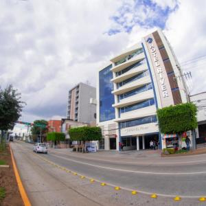 une rue de la ville avec un bâtiment sur le côté d'une route dans l'établissement Hotel River Poliforum, à León