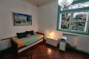 a bedroom with a bed and a window at Comfortable Apartment in Colegiales in Buenos Aires