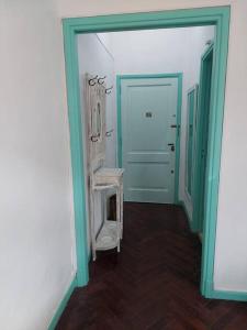 um corredor com uma porta e uma cadeira num quarto em Comfortable Apartment in Colegiales em Buenos Aires