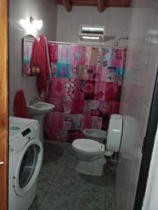 uma casa de banho com um WC e uma máquina de lavar roupa em Triana alquiler de casa para turista em San Rafael