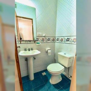 un baño con inodoro y lavabo en Sauce Tempo, en Esquel 2 fotos más