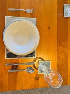 uma mesa com um prato e um garfo e uma colher em The Hideaway Holywell em Holywell