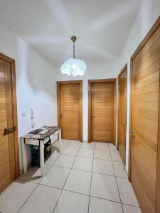- un couloir avec une table et des portes en bois dans l'établissement Lovely Home, à Il-Gżira