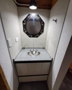 サンタ・ロサ・デ・カラムチタにあるSueño Serranoのバスルーム(鏡付きの洗面台付)