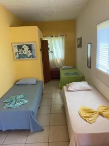 - une chambre avec 2 lits dans l'établissement Pousada Sol da Ilha, à Igrapiúna