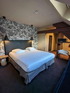 um quarto com uma cama grande num quarto em Best Western Citadelle em Besançon