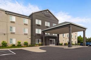 スティルウォーターにあるCountry Inn & Suites by Radisson, Stillwater, MNの駐車場付きのホテルの景色を望めます。