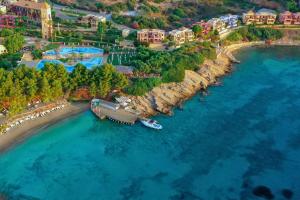 - une vue aérienne sur une plage avec un bateau dans l'eau dans l'établissement Candia Park Village, à Agios Nikolaos