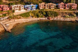 una vista aerea di una spiaggia con case e acqua di Candia Park Village ad Ágios Nikólaos