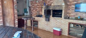 uma lareira de tijolos com um forno num quarto em CABO FRIO, SUITES PÉ AREIA em Cabo Frio