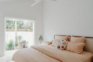 Postel nebo postele na pokoji v ubytování Paradise Palms - pet-friendly beach home with pool + 33 fotografií