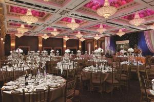 un salón de banquetes con mesas, sillas y lámparas de araña en Radisson Toronto Airport West en Mississauga