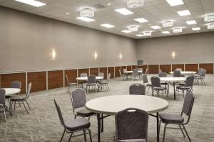 una sala conferenze con tavoli e sedie di Radisson Hotel West Memphis a West Memphis