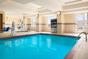uma piscina num quarto de hotel em Country Inn & Suites by Radisson, Conway, AR em Conway