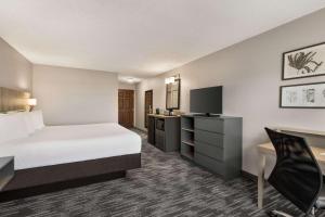 TV a/nebo společenská místnost v ubytování Country Inn & Suites by Radisson, Boise West, ID