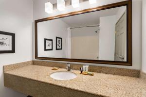 Koupelna v ubytování Country Inn & Suites by Radisson, Boise West, ID