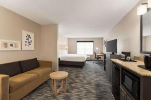 una camera d'albergo con divano e letto di Country Inn & Suites by Radisson, Boise West, ID a Meridian