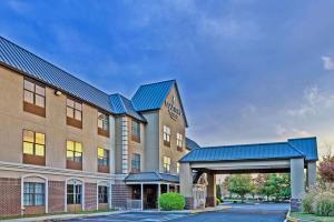 Country Inn & Suites by Radisson, Salisbury, MD في سالزبوري: تقديم فندق بسقف ازرق