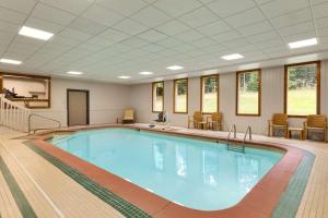 una gran piscina en una habitación de hotel en Country Inn & Suites by Radisson, Mishawaka, IN en South Bend