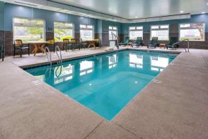 una piscina con agua azul en un edificio en Country Inn & Suites by Radisson, Salisbury, MD, en Salisbury