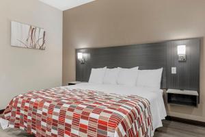 Postel nebo postele na pokoji v ubytování Red Roof Inn Hutchins