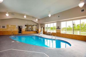 una grande piscina in una grande stanza con finestre di Country Inn & Suites by Radisson, Wilson, NC a Wilson