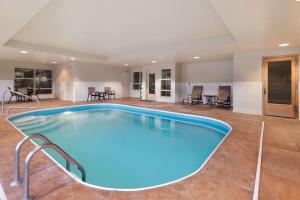 una gran piscina en una gran habitación con mesas y sillas en Country Inn & Suites by Radisson, Dayton South, OH, en Dayton