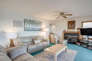 uma sala de estar com um sofá e uma televisão em Waterfront Ocean Pines Vacation Home with Boat Dock! em Ocean Pines