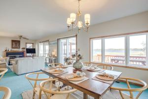 uma sala de jantar com mesa e cadeiras e uma sala de estar em Waterfront Ocean Pines Vacation Home with Boat Dock! em Ocean Pines