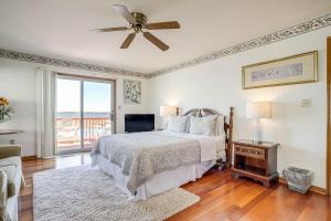 um quarto com uma cama e uma ventoinha de tecto em Waterfront Ocean Pines Vacation Home with Boat Dock! em Ocean Pines