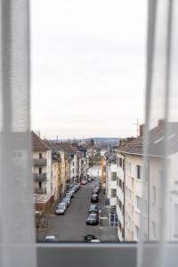 una vista desde una ventana de una calle de la ciudad con coches aparcados en Hotel 83 en Bonn