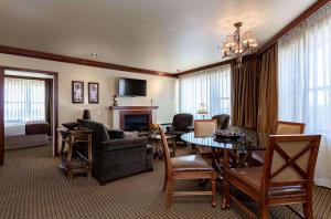 sala de estar con mesa de comedor y sala de estar con sofá en Jefferson Street Inn, a member of Radisson Individuals, en Wausau