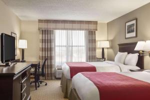 Кровать или кровати в номере Country Inn & Suites by Radisson, Tuscaloosa, AL +27 фотографий