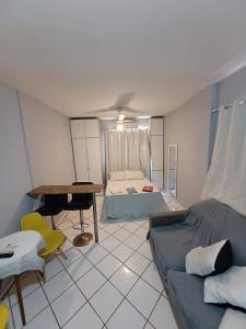 ein Wohnzimmer mit einem Sofa und einem Schreibtisch. in der Unterkunft Apto Centro Floripa 06 in Florianópolis