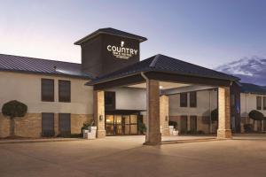 Un edificio con un cartel encima en Country Inn & Suites by Radisson, Bryant Little Rock , AR, en Bryant