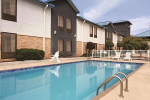 a swimming pool in front of a building at Country Inn & Suites by Radisson, Bryant Little Rock , AR in Bryant