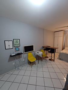 una habitación con mesa y sillas y un dormitorio en Apto Centro Floripa 06, en Florianópolis