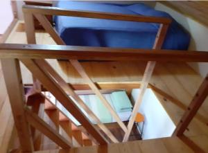 an overhead view of a bunk bed with blue sheets at CHALÉ ALPiNO MONTANHA MÁGICA in São Thomé das Letras