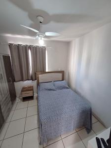 um quarto com uma cama e uma ventoinha de tecto em Apto Centro Floripa 02 em Florianópolis