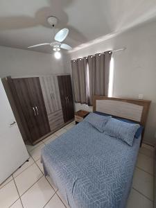 um quarto com uma cama e uma ventoinha de tecto em Apto Centro Floripa 02 em Florianópolis