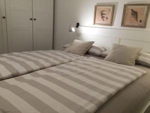 Cama grande en habitación con 2 almohadas en Am Mühlenteich 2, en Timmendorfer Strand